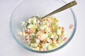 倒入适量的沙拉酱，搅拌均匀。