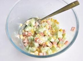 倒入适量的沙拉酱，搅拌均匀。