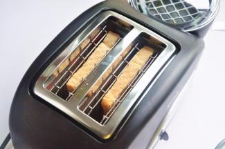 取两片吐司，放入多士炉，不喜欢色深，选择了一档。