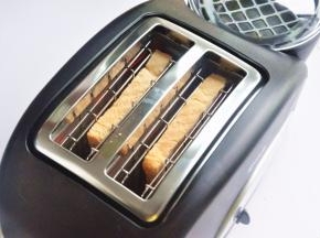 取两片吐司，放入多士炉，不喜欢色深，选择了一档。