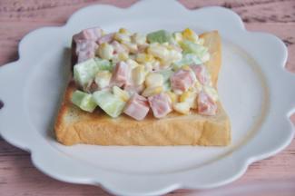 将玉米沙拉均匀的涂抹在吐司片上。