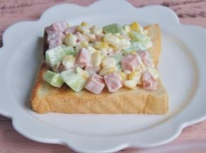 将玉米沙拉均匀的涂抹在吐司片上。