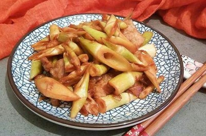 五花肉炒笋