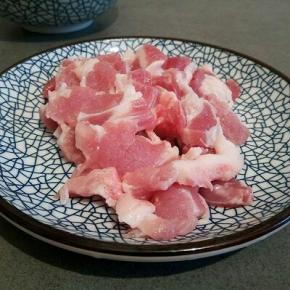 . 五花肉切块，