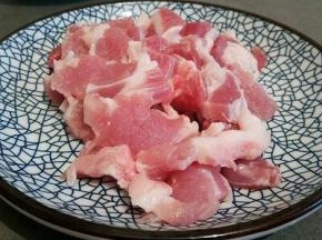 . 五花肉切块，