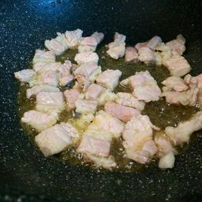 先煸炒五花肉，五花肉表面微黄就可以了，