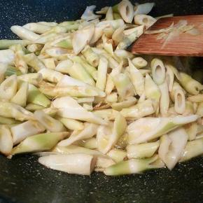 再炒笋，笋也要表面微黄，