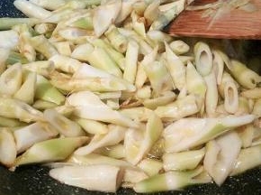 再炒笋，笋也要表面微黄，