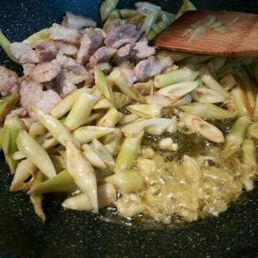 加蒜，放旁边炒，加炒好的五花肉，