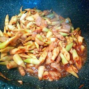 放生抽，料酒，盐，调味，放适量清水，大火翻炒，汤汁差不多，就可以起锅。