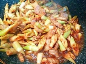 放生抽，料酒，盐，调味，放适量清水，大火翻炒，汤汁差不多，就可以起锅。