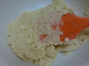 筛入低筋面粉，用刮刀拌匀