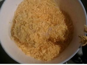 再均匀地裹上面包糠