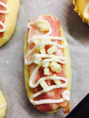 将面团放置与烤盘中，二次发酵至两倍大，时间60至70分钟，刷全蛋液，表面装饰。将培根放置于面团中间位置，撒上马苏里拉奶酪，挤上沙拉酱，不喜欢葱的亲，可以省略放葱花这步