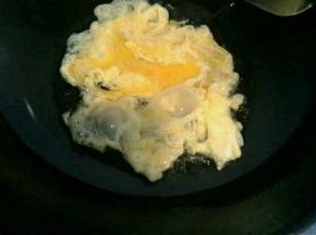 鸡蛋打散   锅内倒多点油  炒至八分熟捞出备用