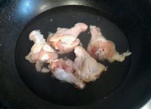 鸡腿洗净切几口焯水   也可以不焯  我怕不熟