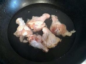 鸡腿洗净切几口焯水   也可以不焯  我怕不熟