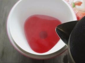 将沸水倒至红色隔层顶端