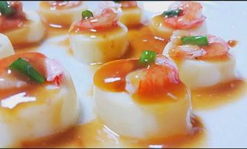 将豌豆或葱花放在豆腐上装饰  再将芡汁浇在豆腐上即可~