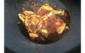 锅内倒入适量油 爆香大蒜  加入郫县豆瓣酱炒出红油