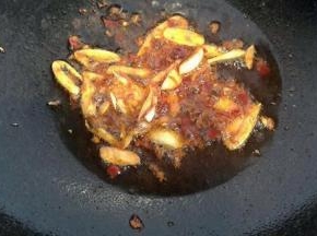 锅内倒入适量油 爆香大蒜  加入郫县豆瓣酱炒出红油