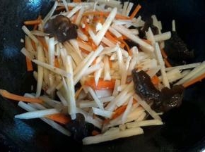 倒入藕丝和胡萝卜丝 黑木耳炒5分钟加入盐和鸡精  撒上葱花即可~