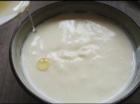 准备发酵好的酸奶  淋上蜂蜜即可食用~