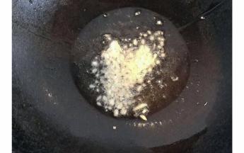 锅内倒入适量油  加入蒜末爆香