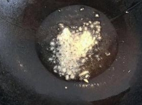 锅内倒入适量油  加入蒜末爆香