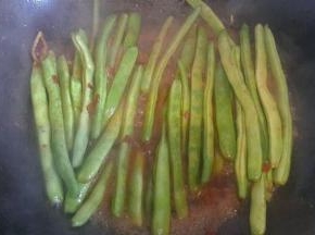 倒入梅豆翻炒  加入适量水焖一会  加入盐和鸡精炒软即可