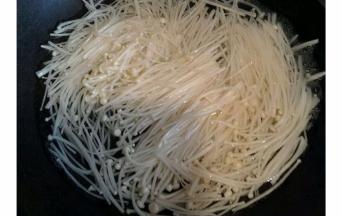 将金针菇洗净放入沸水中焯一分钟  加入一茶勺盐  捞出沥干水