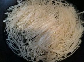 将金针菇洗净放入沸水中焯一分钟  加入一茶勺盐  捞出沥干水