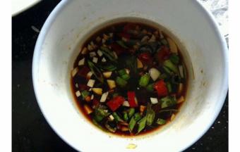 将辣椒  酱油  大蒜  香油  醋搅拌均匀  然后锅内倒入适量油烧热后倒入调料中拌匀