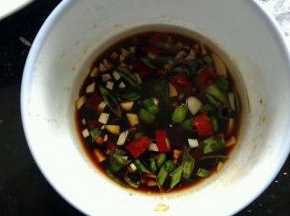 将辣椒  酱油  大蒜  香油  醋搅拌均匀  然后锅内倒入适量油烧热后倒入调料中拌匀