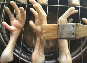 蜂蜜和白醋1:1混合  再均匀的涂在鸡爪上   晾干
