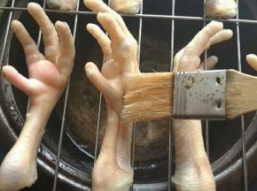 蜂蜜和白醋1:1混合  再均匀的涂在鸡爪上   晾干