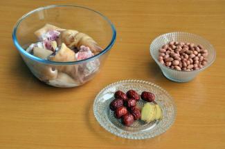 准备材料，猪蹄洗净，砍成小块。