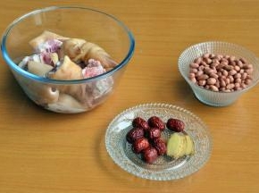 准备材料，猪蹄洗净，砍成小块。