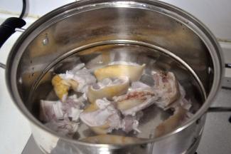 放入盛满半锅清水的炖锅中，煮沸。