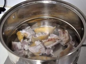 放入盛满半锅清水的炖锅中，煮沸。