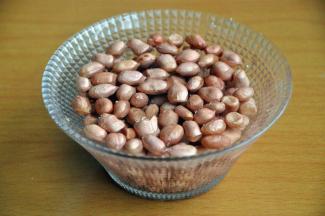 将花生浸泡30分钟。