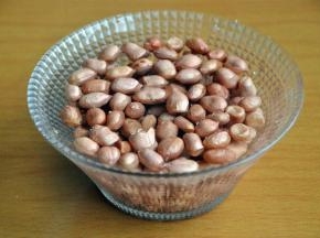 将花生浸泡30分钟。