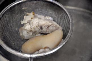 将猪蹄捞出，洗去浮沫。