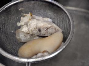 将猪蹄捞出，洗去浮沫。