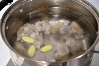 换一盆清水，放入姜片，重新烧开，小火慢炖。