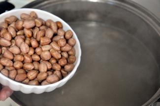 猪蹄炖了一小时后，倒入花生米，继续慢炖。