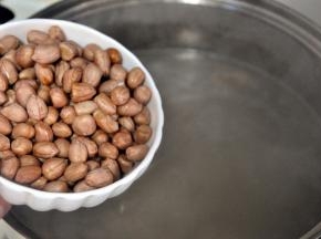 猪蹄炖了一小时后，倒入花生米，继续慢炖。