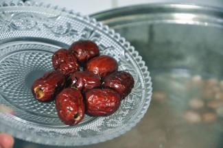 半小时后倒入红枣，再炖1个半小时炖至猪蹄软烂，根据个人口味放适量的盐起锅即可。