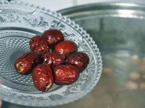 半小时后倒入红枣，再炖1个半小时炖至猪蹄软烂，根据个人口味放适量的盐起锅即可。