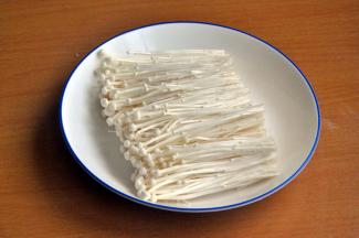 金针菇剪去根部，洗净沥水，整齐摆在盘中央。